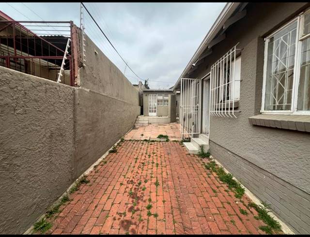 6 BEDROOM HOUSE FOR SALE IN ORANGE GROVE